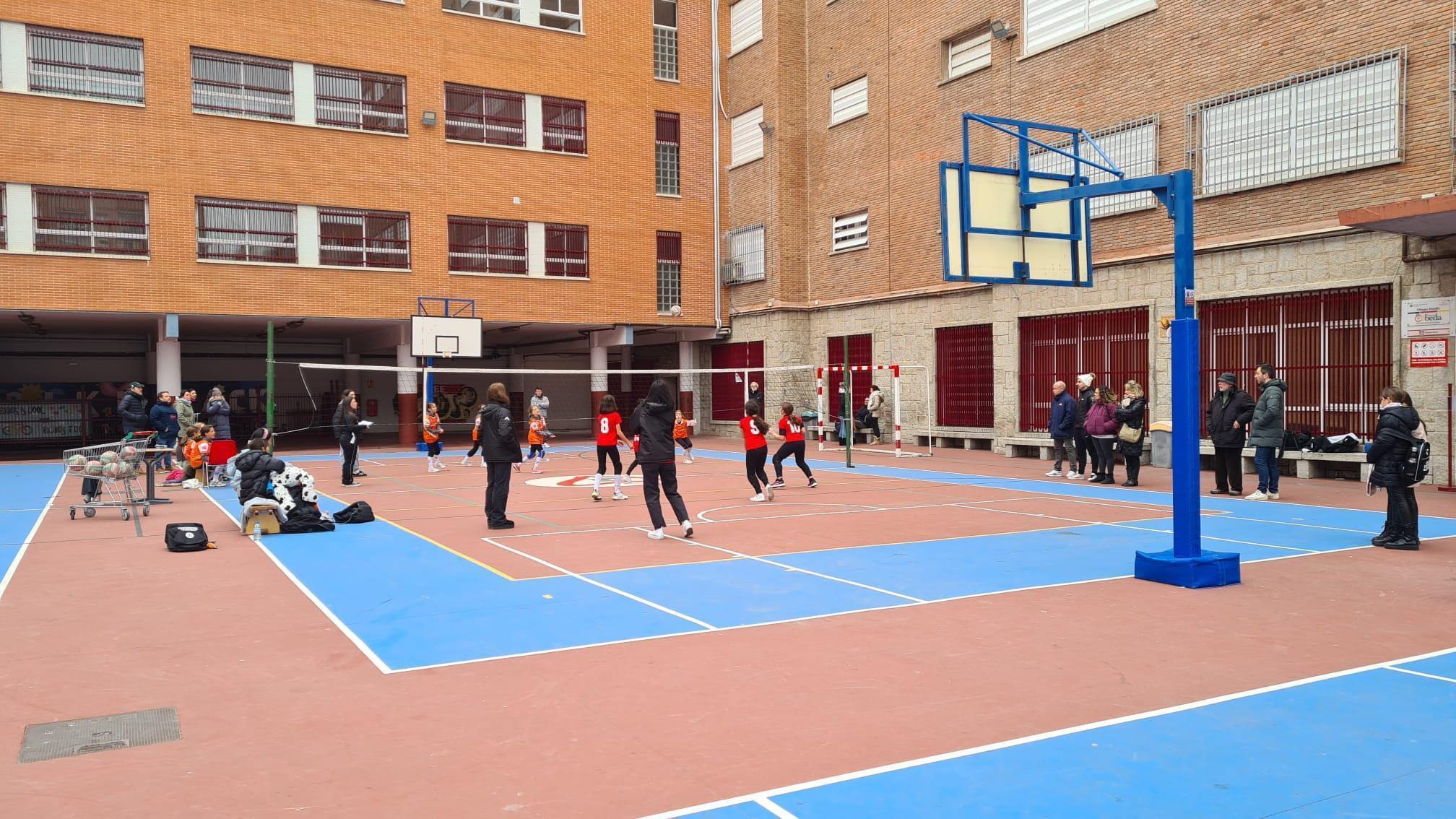 Sagrados Corazones ‘B’ y Claret pelean por un puesto en la fase final de voleibol de la categoría Benjamin Mixto