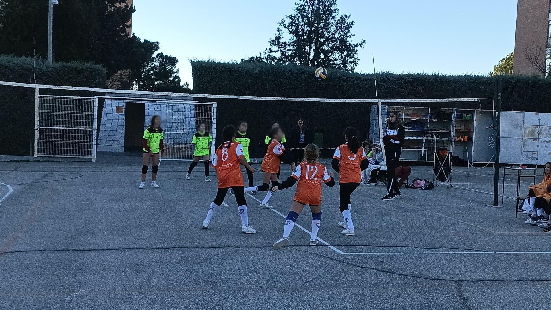 Santa Ana y San Rafael ‘A’ gana la medalla de oro de la categoría Benjamín Mixto de voleibol y Santa Joaquina Vedruna ‘A’ es virtualmente campeón en Alevín Mixto