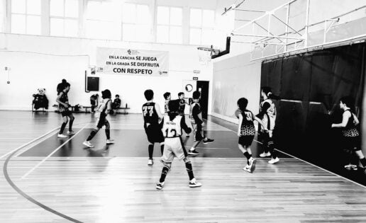 Emocionante inicio de liga para los pequeños de baloncesto