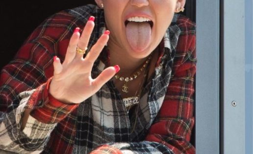 Miley Cyrus le saca la lengua a los fotógrafos