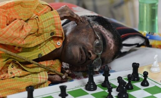 El ajedrecista que juega tumbado