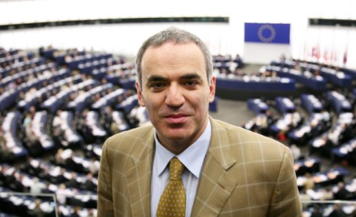 Kasparov se postula para dirigir la FIDE