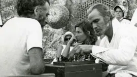 Marlon Brando hacía trampas al ajedrez, según Woody Harrelson