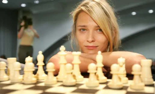 ¿Juegan mejor al ajedrez las rubias o las morenas?
