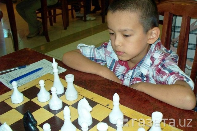 Un niño de nueve años gana a dos grandes maestros