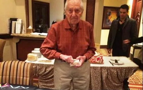Todd Derlachter, el jugador de póker más viejo del mundo, cumple cien años