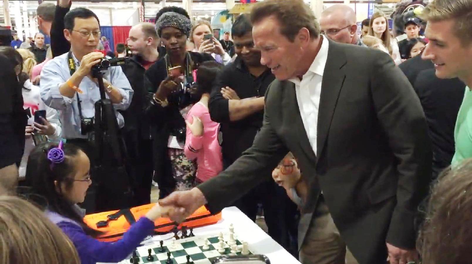 Una niña de ocho años le da una paliza a Schwarzenegger