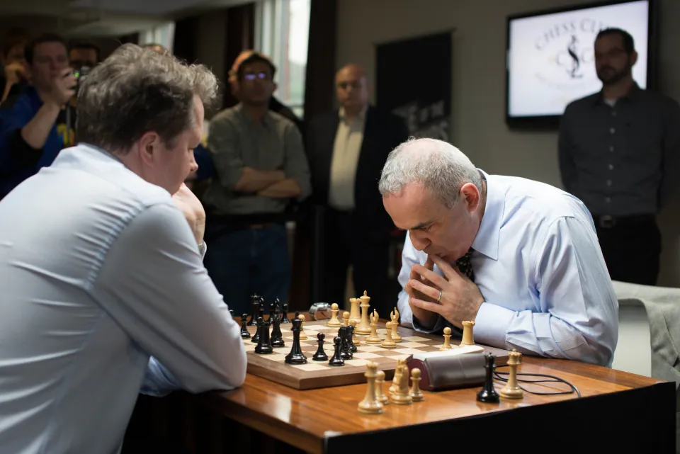 Kasparov reaparece como un huracán y destroza a Short