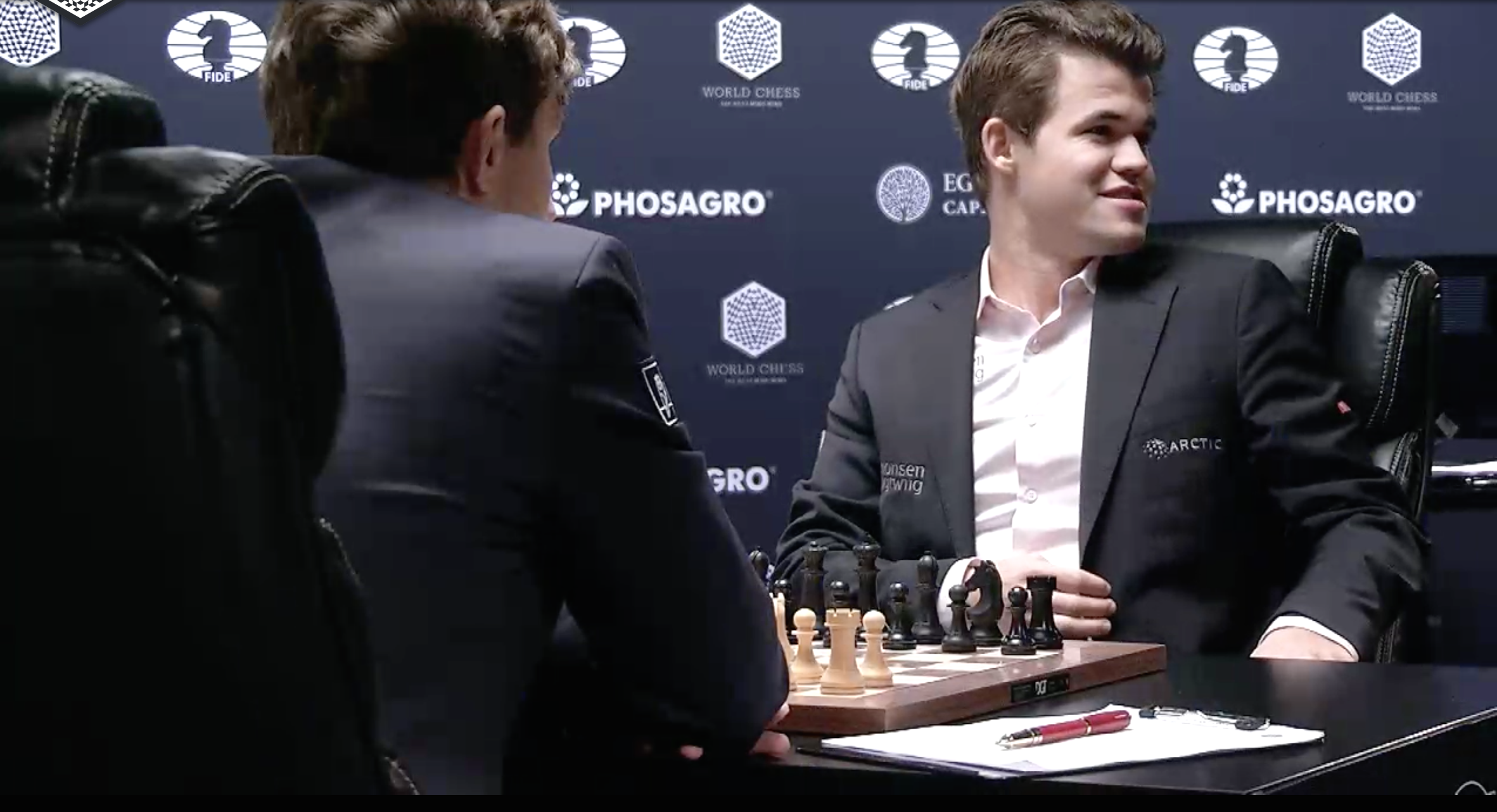 Carlsen y Karjakin ponen a prueba la paciencia del público