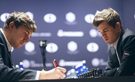 Carlsen no soporta la tensión y pone el Mundial al rojo vivo