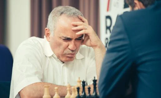 Kasparov planta cara a los jóvenes en su regreso