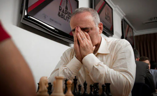 Kasparov sufre su primera derrota y baja a la tierra