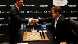 Carlsen impresiona y Caruana resiste en la primera partida del Mundial
