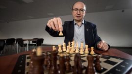Un doctor polaco inventa el ajedrez diagonal
