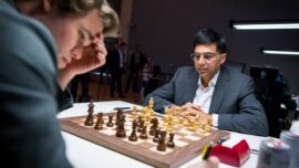 Anand regresa al top 10 del ajedrez mundial con 52 años