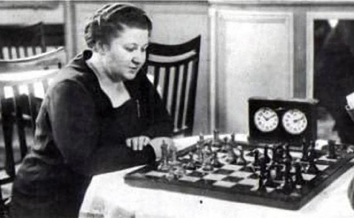 Justicia para Vera Menchik, la primera ajedrecista que «jugaba como un hombre»