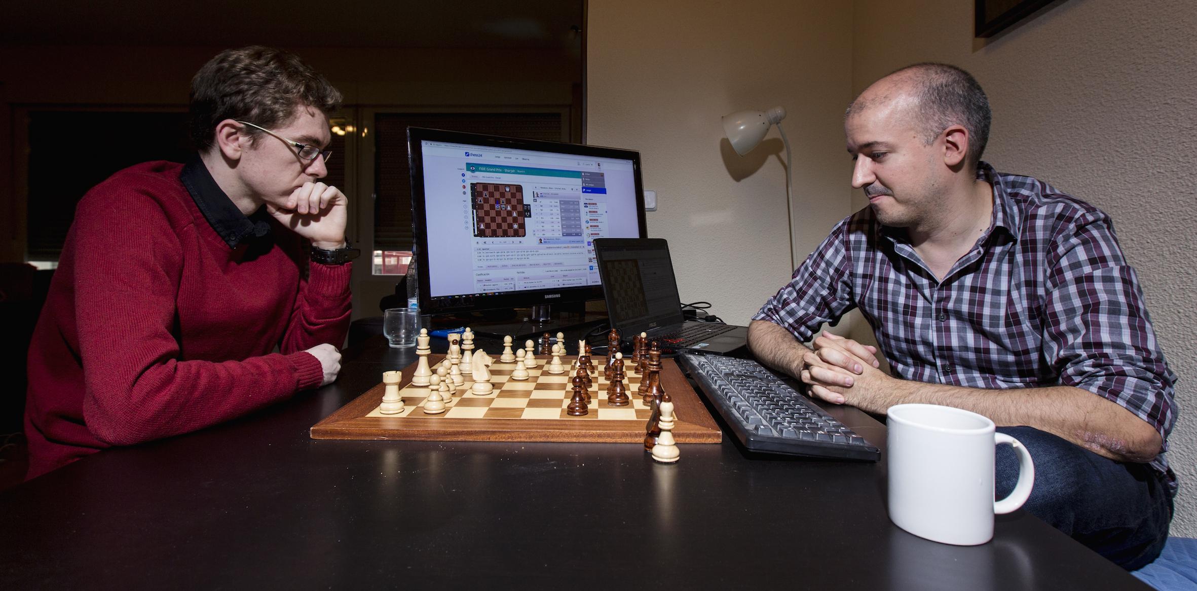 Niño Juega Un Solo Juego De Ajedrez En Casa En El Piso. Tablero De Ajedrez  Con El Final Del Juego De Ajedrez. Aprender a Jugar Al Foto de archivo -  Imagen de