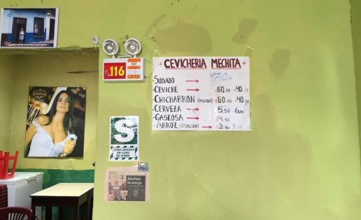 Sesión de cocina callejera en El Callao (Perú)