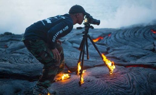 El fotógrafo que ardió sobre la lava para lograr la mejor toma