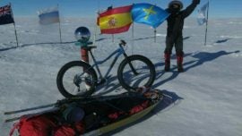 Un asturiano conquista el Polo Sur en bicicleta