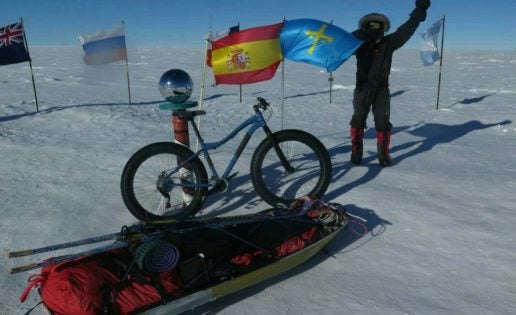 Un asturiano conquista el Polo Sur en bicicleta