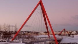 Dos puentes colgados de dos pirámides: diseño bello en Islandia