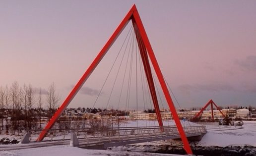 Dos puentes colgados de dos pirámides: diseño bello en Islandia