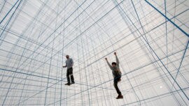 Un cubo de tres pisos hecho con cuerdas: el hinchable más extraordinario