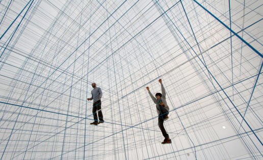 Un cubo de tres pisos hecho con cuerdas: el hinchable más extraordinario