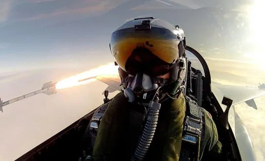 Un piloto de combate se hace un selfie mientras dispara un misil