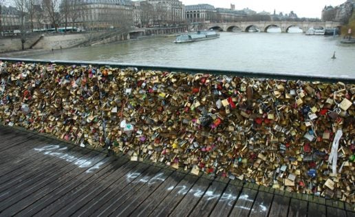 En París quieren prohibir los candados del amor