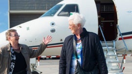 El emocionante primer viaje en avión de dos ancianas holandesas