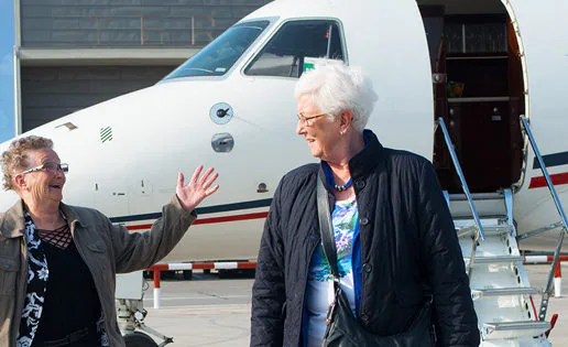 El emocionante primer viaje en avión de dos ancianas holandesas