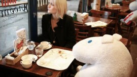 Cafeterías «anti soledad»: ponga un peluche en su mesa