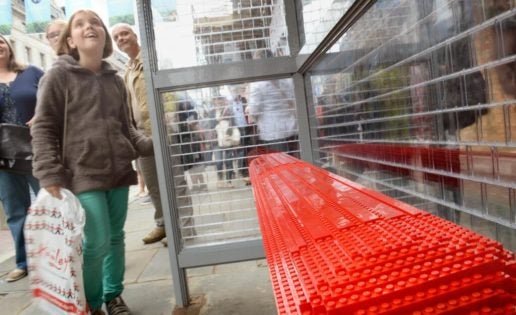 Una parada de autobús en Londres hecha con 100.000 bloques de Lego