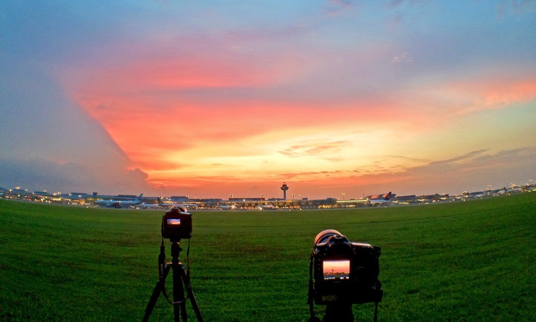 Así es un día en la zona restringida de las pistas del mejor aeropuerto del mundo