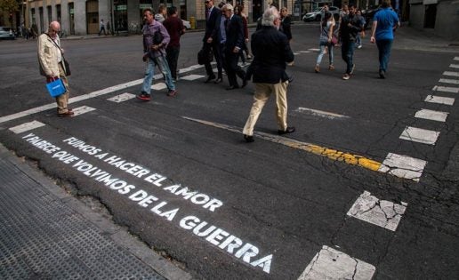 El origen de los versos que iluminan los pasos de cebra de Madrid