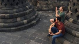 El ateo amo de Facebook en el monumento budista más grande del mundo
