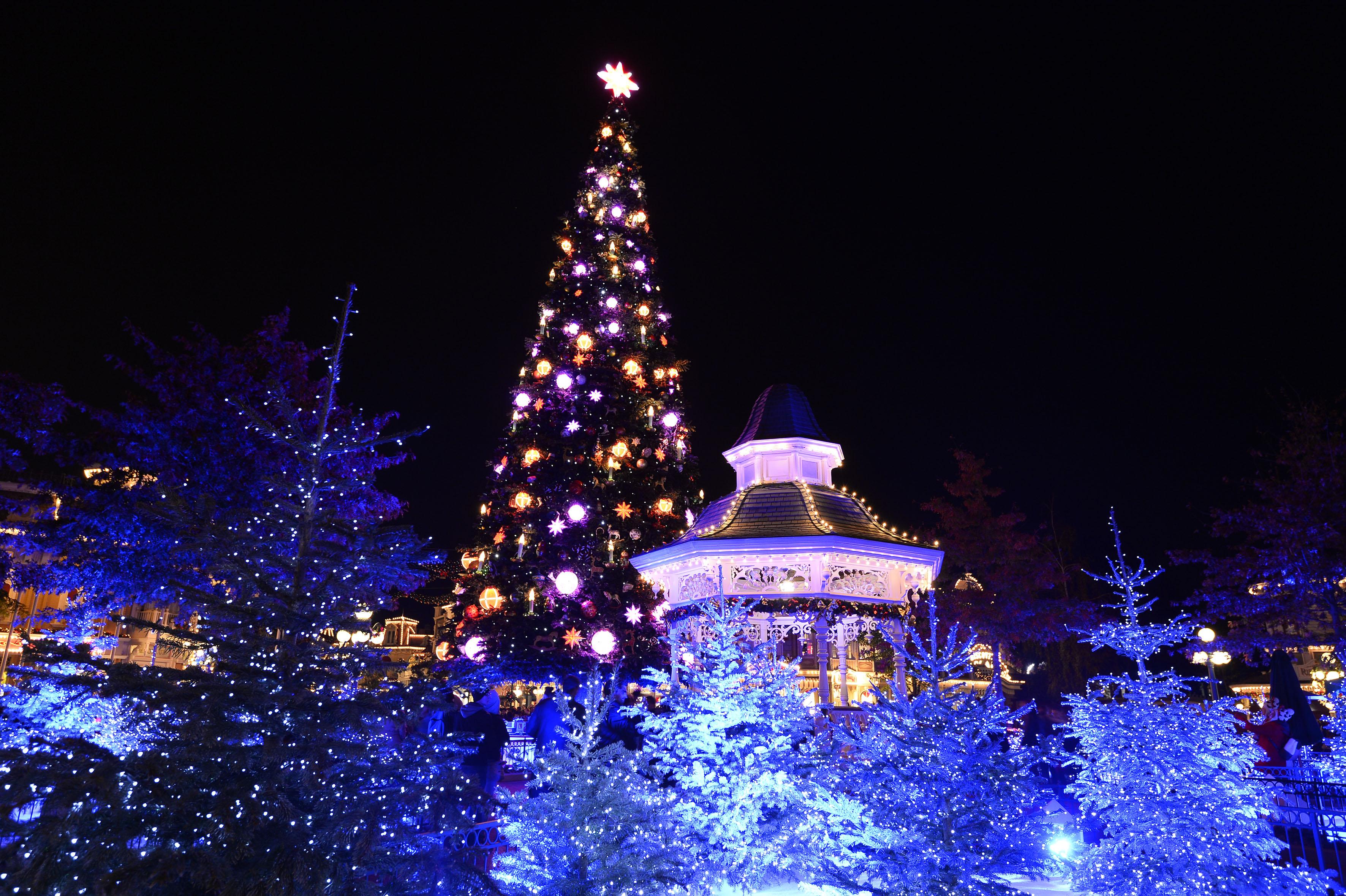 Así es el espectacular encendido del árbol de Navidad en Disneyland París