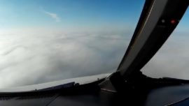 El aterrador aterrizaje de un avión en un mar de niebla