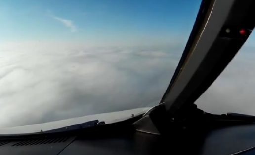 El aterrador aterrizaje de un avión en un mar de niebla