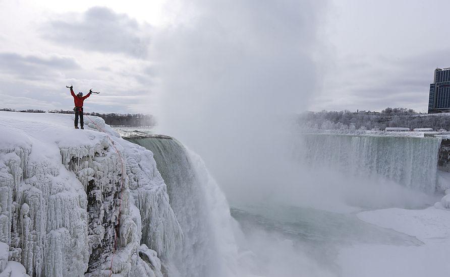 Escalan por primera vez las cataratas heladas del Niágara