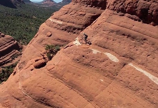 Al borde del abismo: en bici en la “senda” más peligrosa del mundo