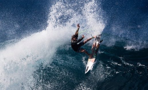 El vídeo más espectacular del surfista más agresivo del momento