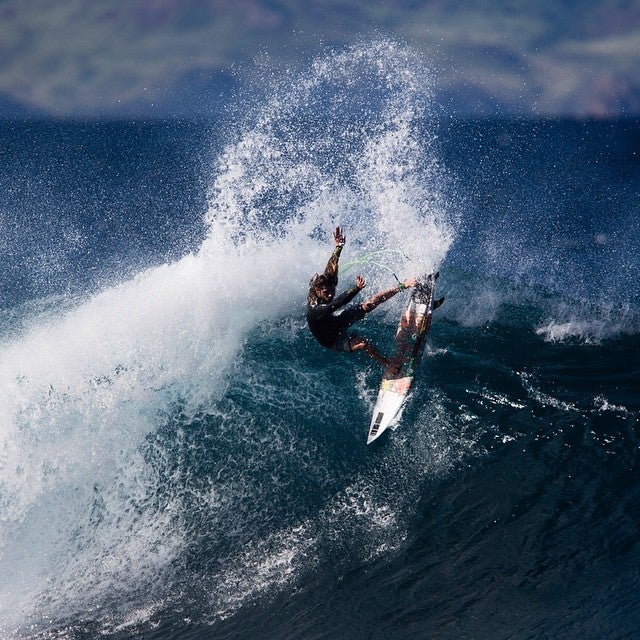 El vídeo más espectacular del surfista más agresivo del momento