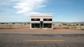 ¿Qué hace una tienda de Prada en medio del desierto?