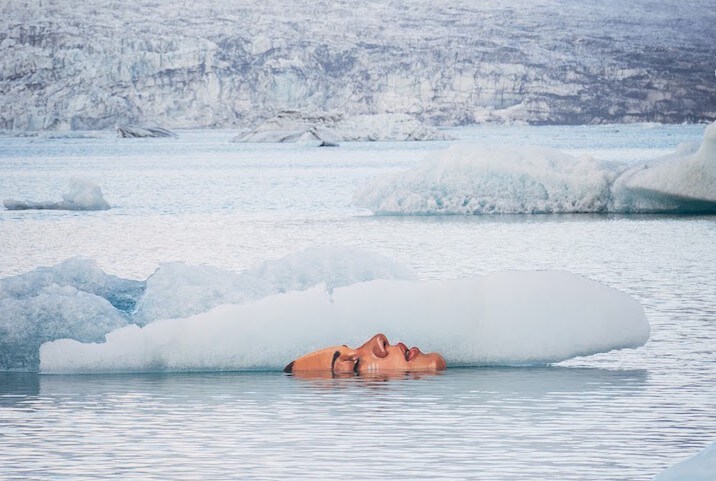 ¿Qué hace esta misteriosa cara junto a un iceberg?
