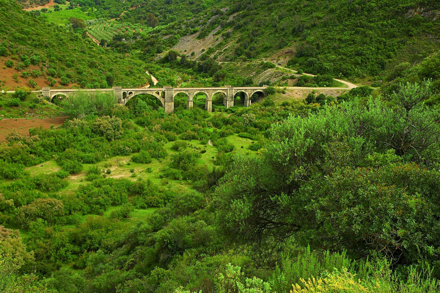 La vía verde por la que nunca circuló un tren