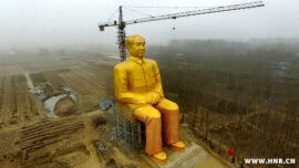 Destruyen antes de inaugurarla una gigantesca estatua de Mao