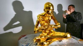 Construyen una estatua de oro sobre la momia de un monje budista